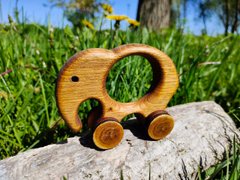 Дерев'яна  іграшка на колесах Слоник